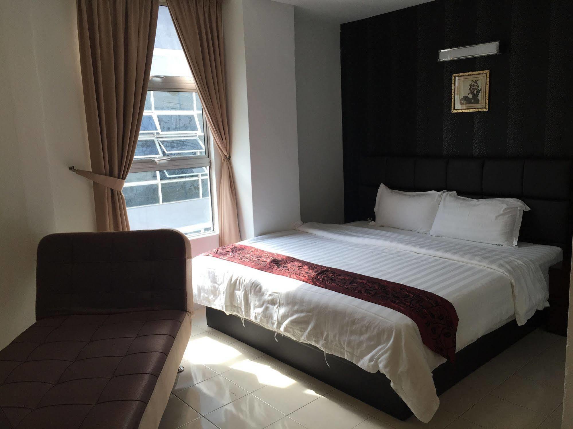 Havona Hotel - Taman Tropika Kulai Exterior photo